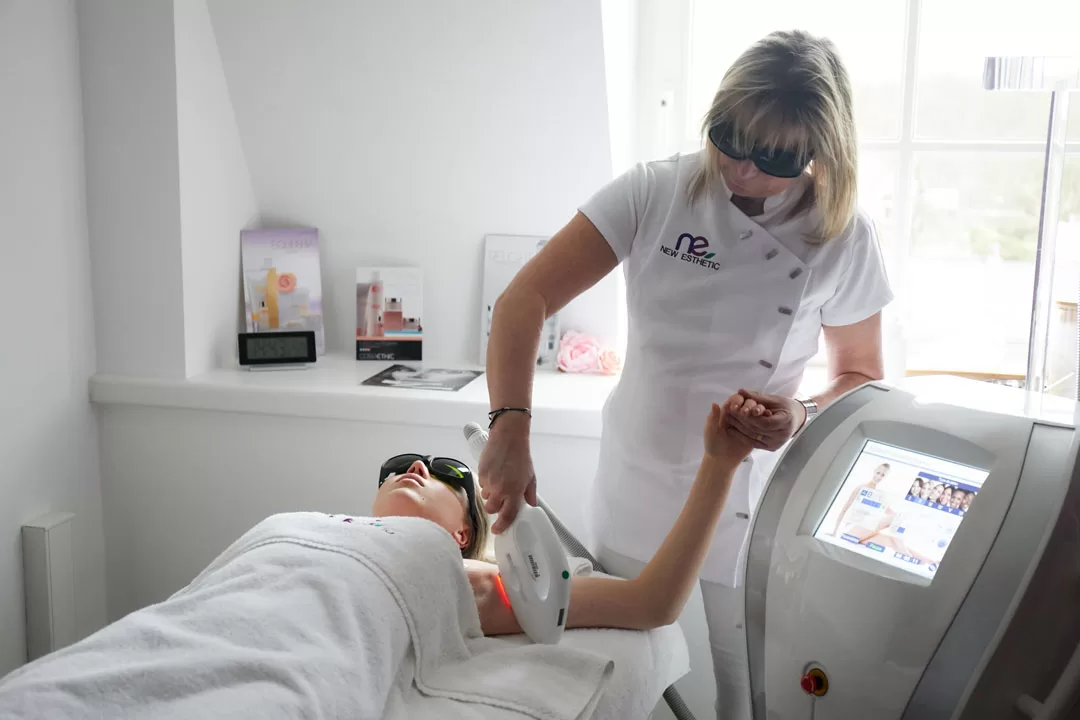 Young woman receiving a permanent hair removal treatment of the underarms via our discovery offer.