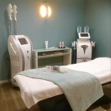 Treatment room of the New Esthetic wellness center in Montauroux